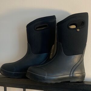 Bogs big kids insulated waterproof boots, size 5